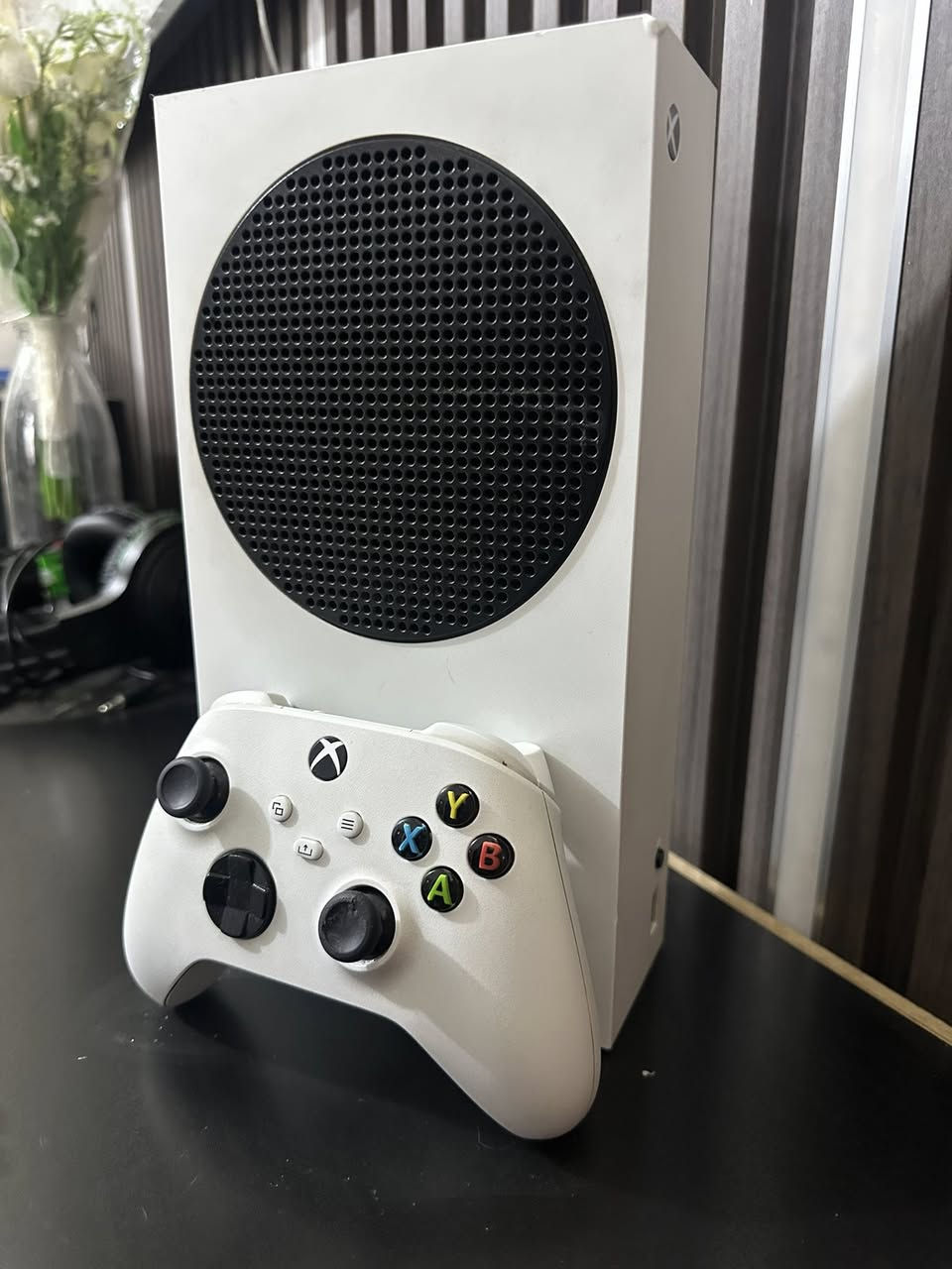 اكس بوكس سيريس اس ذاكرة ٥٠٠ لا مفتوح ولا مصلح فول نضافة ويا الجوستك الاصلي وملحقاتة سعرة ٣٥٠ مكاني بغداد ***********
