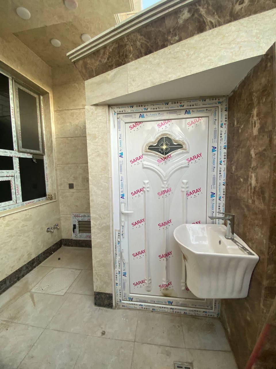 السلام عليكم دار للبيع منطقه الدوره الإسكان مساحه 100متر بناء حديث درجه اولى السعر 250 بي مجال شي قليل الدار غير مسكون زيرو ***********
