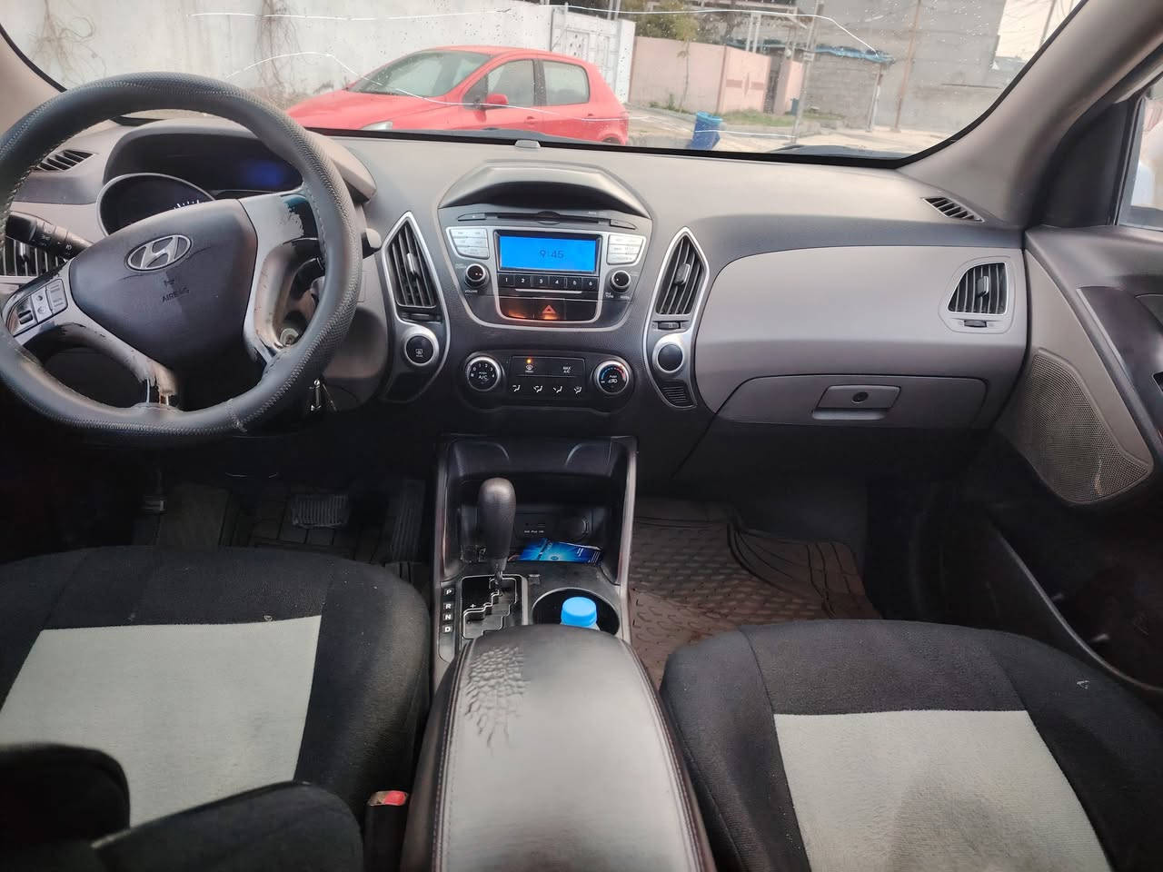 توكسان 2013 رقم شمالي
سنويه ورقم وزنكه ومنكه كله جديد
كير محرك تبريد تدفئه كله بالشرط
سياره مناقصها اي شي
*********** 
دفتر بانزين بيها 
السياره واكعه عليها قمريه وصاير صبغ ومعجون بالقماره
هي كم قطعه صبغ اني ابيعك صبغ عام بس السياره كلش حلوه وجاهزه
ترايها يخبل مكان السياره كركوك
السعر ١١٥ وبي مجال بسيط
