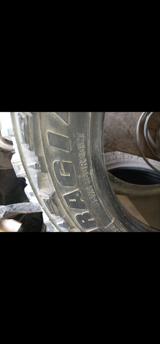 السلام عليكم عدي ذني التايرات للبيع عدد 4 تخم وحجم الويل الي يكعدن عليه 20 والسعر 250 وهاذة رقم راعييهن ***********
