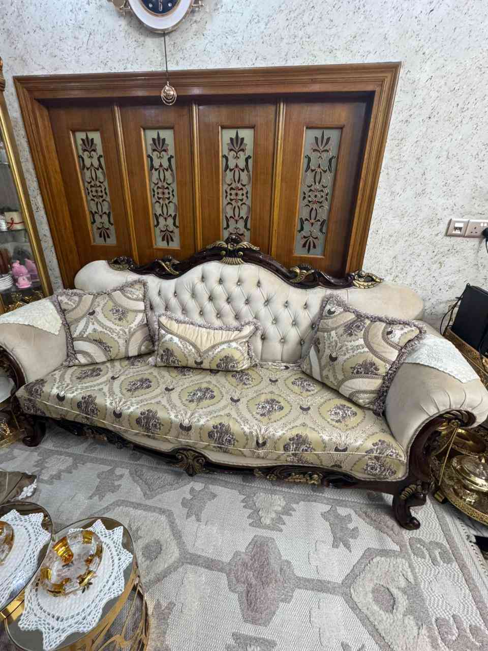 السلام عندي تخم ملكي لون ابيض تخم كلش نضيف مستعمل قليل 10 مقاعد مابي لاكسر ولاشك ولا اي شي نضافته 100‎%‎ مكاني بغداد سعره 3 ملاين وبي مجال للشراي الرقم لاتصال *********** موجود وتساب
