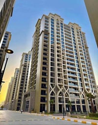 شقة للبيع – مجمع أبراج النخلة السكني  🏢 شقة ركنية بمساحة 220م² 📍 الطاب...