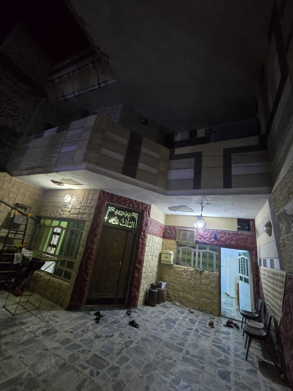 السلام عليكم،،، دار طابو صرف سكني في البلديات خلف مخازن الأسمنت سابقآ شارع مدرسة نورالاسراء الأهلية شارع 10 مساحة 150متر واجهه7ونص ونزال 20يوجد فيه4 غرف نوم وحدة بالطابق الأول وثلاثة بالطابق الثاني +حمام عدد2+منور عدد2 بيت جاهز باسمي وباسمي السعر  350مليون،،، أو لمراوس موبايل *********** ابومحمد.
