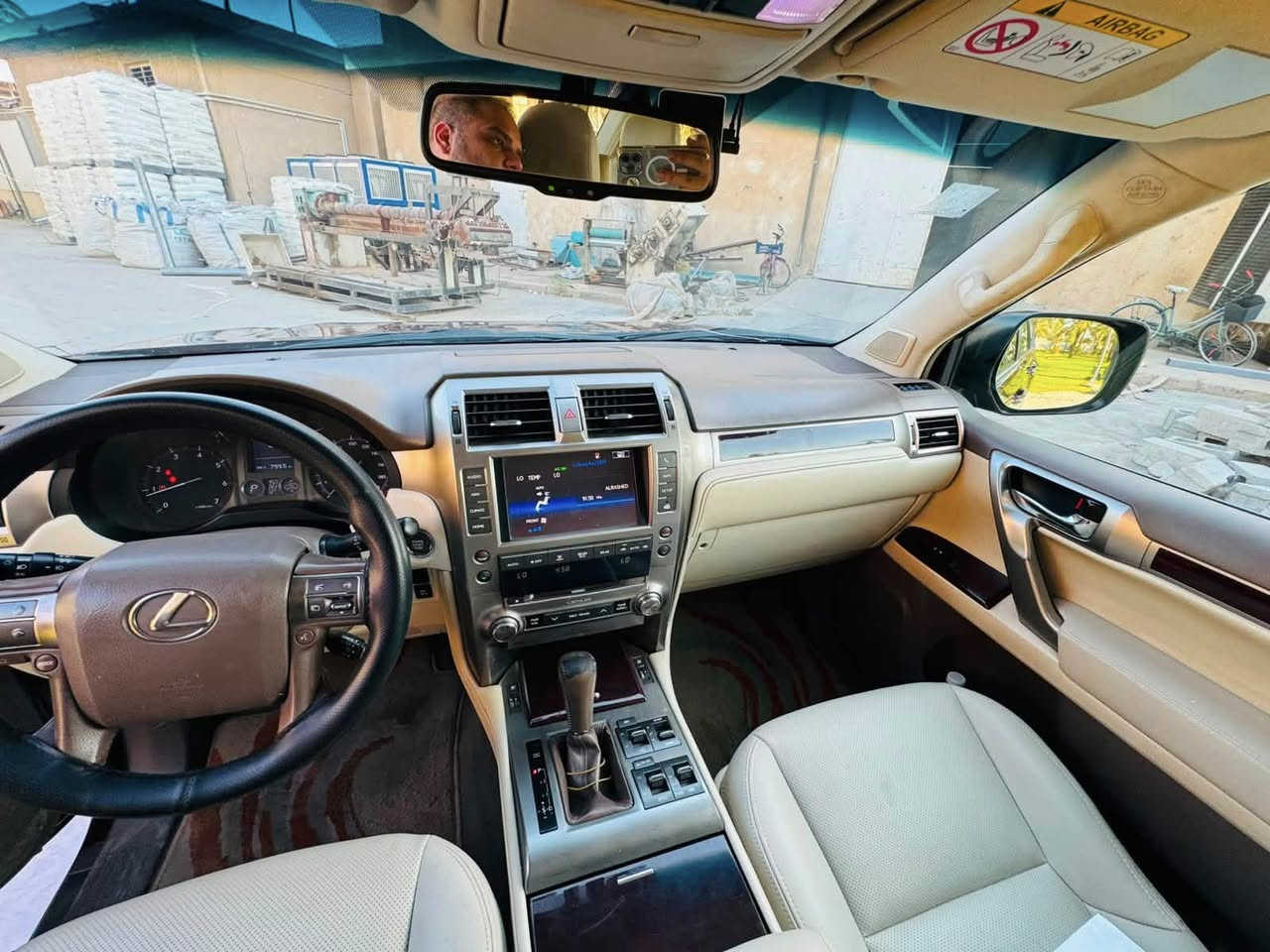 lexus gx 460
2014 
ماشية 237,000 
بدون صبغ 
بيها ضربه بطرف البنيد ما مصلحه
وبيها بارد بالباب الخلفية عكس السائق 
بيها شخوط وملاحظات بسيطة 
حساسات امامي خلفي 
كامرة خالفية امامية 
تحكمات سترين 
مري كهرباء 
كشنات  كهرباء خزن 3 وضعيات
مكان السيارة بغداد 
***********
