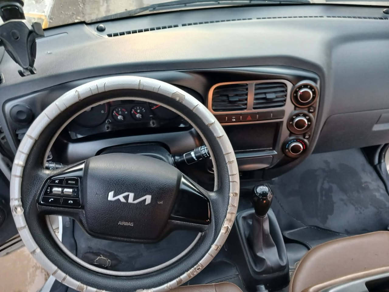 السلام عليكم ورحمة الله وبركاته 
مكلف بالنشر 

كيا عموشا حمل دبل قماره  للبيع  موديل 2024    محرك 2700  سنويه نافذه 29  تحويل ثاني يوم   بيه طخه بين البابين  مال باب الصدر   السعر  165 للاستفسار الاتصال على الرقم  ***********
