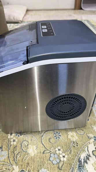 ماكنه صنع ثلج منزليه روعه تنطيك كل 6 دقائق 9 قطع من الثلج يعني ساعه وحده راح تنطيك 90 قطع من الثلج  يوجد توصيل لكل العراقق

….. 
***********واتساب
