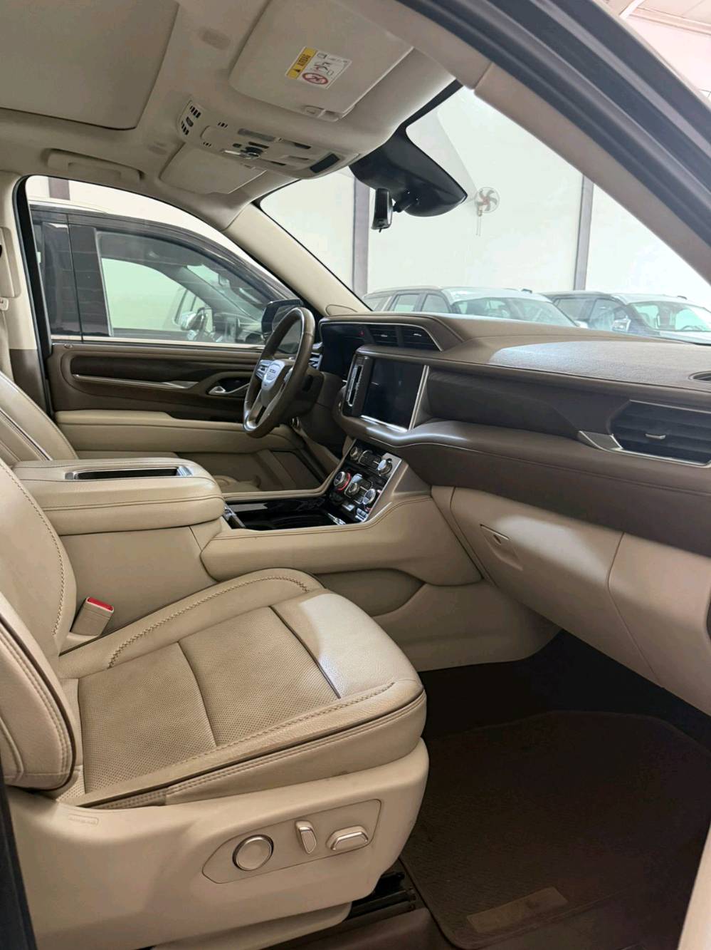 هل تبحث عن السيارة المثالية التي تجمع بين الهيبة على الطريق والراحة المطلقة لعائلتك؟ نوفر لكم الآن تشكيلة مختارة من أحدث إصدارات GMC و Chevrolet Tahoe بـ "أصفار" الوكالة وأعلى المواصفات.
​✨ الموديلات المتوفرة:
​جمسي يوكن (GMC Yukon): فئات (SLE, SLT, AT4, والقمة DENALI).
​شفروليه تاهو (Tahoe): فئات (LS, LT, Z71, والمميزة RST).
​💎 مميزات السيارات:
​الأداء: محركات V8 جبارة مع تقنيات توفير الوقود الحديثة.
​التكنولوجيا: شاشات عرض عملاقة، نظام صوتي Bose، ودعم كامل لـ Apple CarPlay و Android Auto.
​الأمان: أنظمة الرادار، الكبح التلقائي، الرؤية المحيطية 360 درجة، وتنبيه النقاط العمياء.
​الراحة: مقاعد جلدية فاخرة مع خاصية التبريد والتدفئة، ومساحات داخلية واسعة جداً.