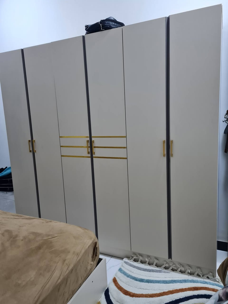 اثاث بيت كامل للبيع. الاغراض مستخدمه من شعر الى شهرين وكل الوصولات موجوده.زوالي (٣م x ٢م  سعر ٥٠ الف)  (٢٣٠ x ١٦٠ سعر ٤٠ الف)
( ١م x ٢م سعر ٣٠ الف) 
( ١١٠م x ٧٠ سعر ١٠ الاف. عدد ٢)
- سيت طبلات عدد ٤ سعر 50.
- نصف تخم قنفات خمس نفرات سعر 300.
- ثلاجه ارتفاع ١٤٠ سعر150.
- ميكو وايف وطباخ كهربائي وغلايه ماء سعر كلهن ب 50.
- مدفئا كهربائيه عدد ٢ سعر ثنيناتهن ب 50.
اثاث بيت كامل للبيع. الاغراض مستخدمه من شعر الى شهرين وكل الوصولات موجوده.  تليفون ***********
