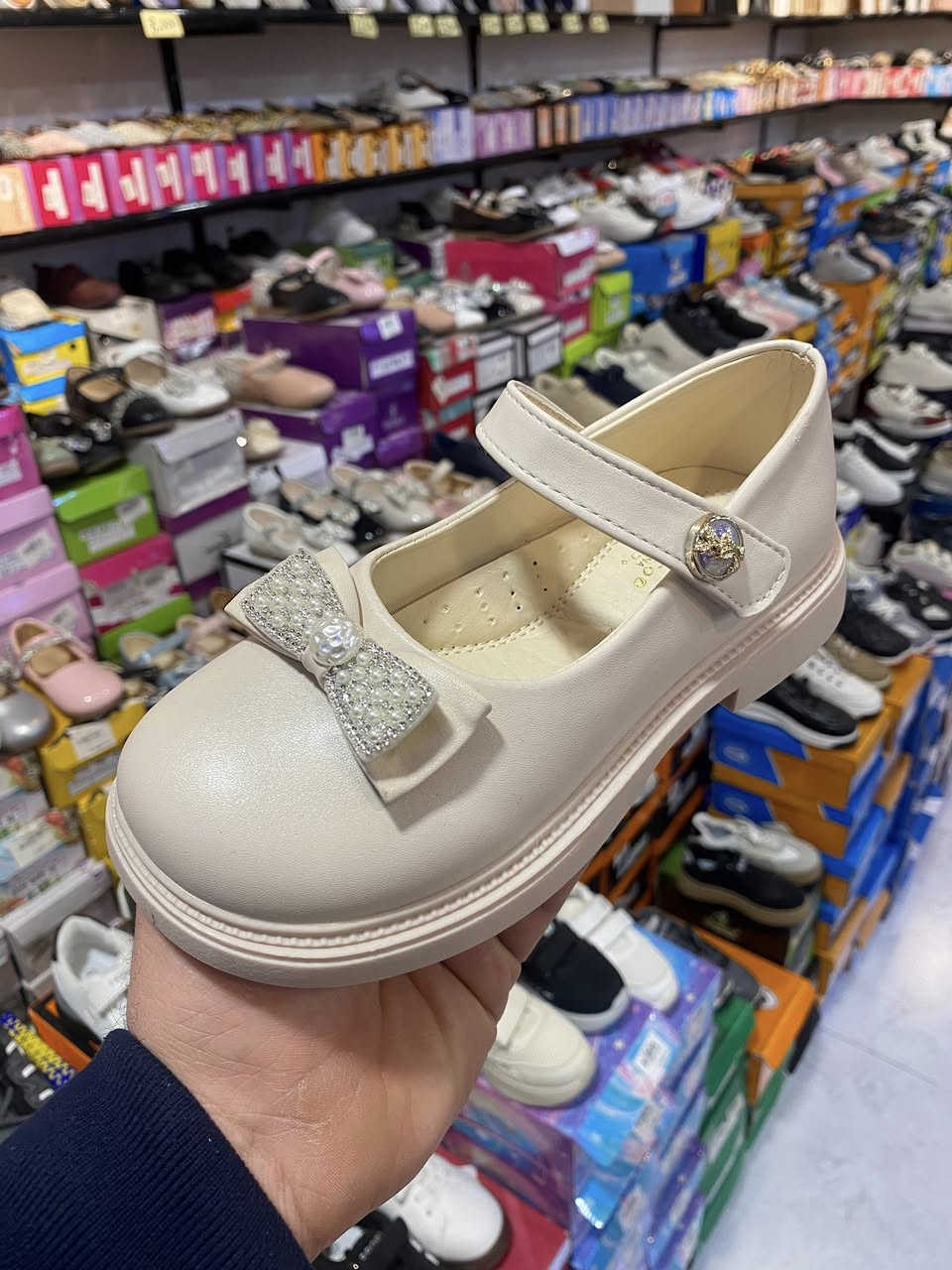 حذاء بناتي 😊😊
طبي مريح باللبس 💯💯
ثلاث الوان 
قياسات ٣٦/٣٥/٣٤/٣٣/٣٢/٣١

⭕ العنوان موصل حي المهندسين مول قوارير
      الطابق الثاني 

⭕يوجد توصيل داخل الموصل 

⭕هاتف ***********

⭕هاتف ***********
