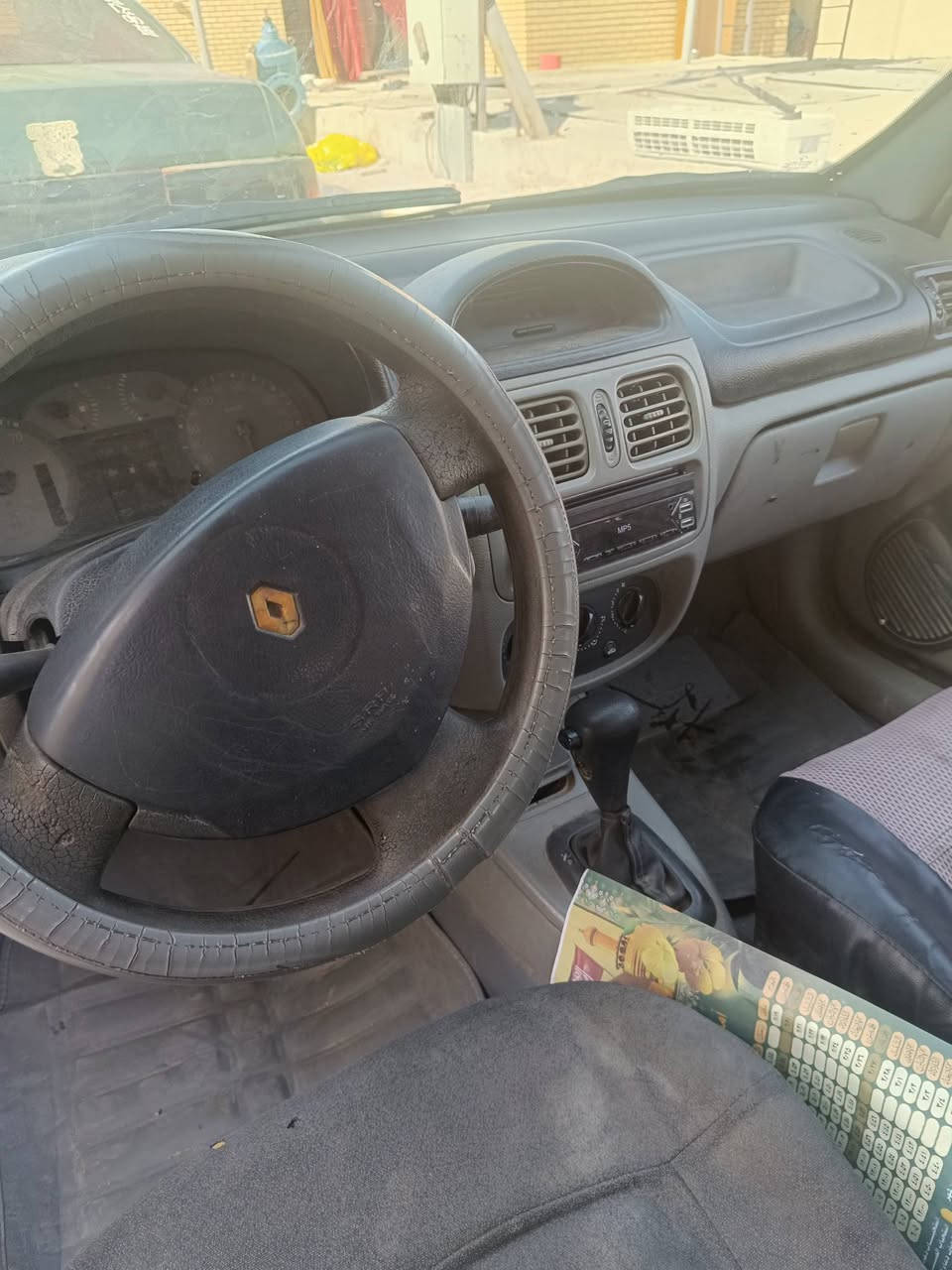 رينو كليو رقم ذيقار صدامي 2006 سنوية منتهية صاحبها عندي الرقم وما واصلة ابيع بدون راعي محرك وكير كورلة توني شادة دواخل نظيفة وبدي نحلو فقط جاملغ والعطر مو حلوات المكان بصرة اتصال واتساب *********** السعر 17
