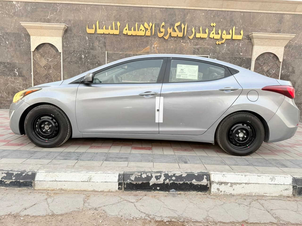 السلام عليكم ورحمة الله وبركاته
هونداي النترة 2016رقم بغدادجديد 
بسمي شخصيآآآ تحويل مباشر 
ماشية 160كم حقيقي
محرك دوش المرغوب مكفول 
والكير مكفول
الكهربائيات خير من الله
تبريد ثلج 
حدادية  جديدة 
تخم تاير جديد 
حادث امريكا الجاملغ الخلفي الايمن تصليح بصيط 
بيها كلير 4قطع بدون دواخل 
السعر ........97وبيها مجال بسيط 
مكان السيارة بغداد 
للستفسار ***********
