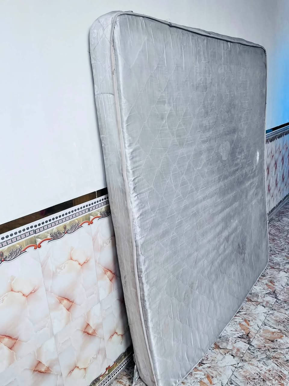 دوشك ابو النفرين للبيع يرادله بس تبديل وجه الدوشك لا دايس ولا مشگوك 
المكان الزعفرانيه 
***********
