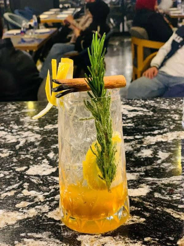 سلام عليكم 
باريستا سوري  متفرغ للعمل ضمن اليرموك والمنصور فقط
ساخن وبارد واشتغل بعض اصناف الحلويات كنافة سان تشيز تراميسو فوندوم براونيز  وكيكة الحليب وبسبوسة  للضيافة 
***********
