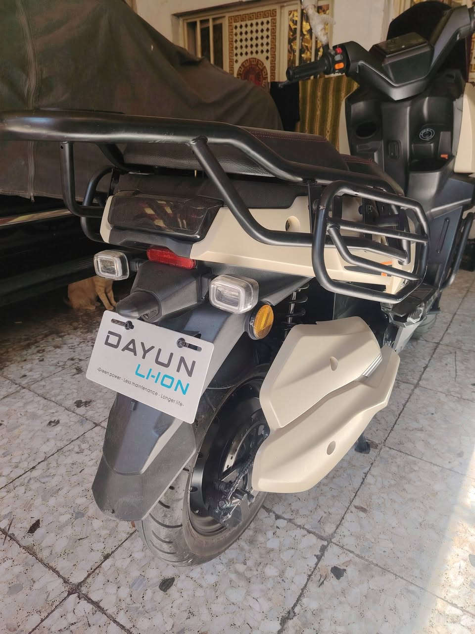 ---

*للبيع دراجة كهربائية DAYUN LIHON - ليثيوم* 🔋

*المواصفات:*
- *النوع*: سكوتر كهربائي DAYUN LIHON Hub Motor
- *المحرك*: 2000W أو 3000W Hub Motor بالعجلة الخلفية - عزم قوي وصعود قوي
- *البطارية*: ليثيوم أيون LIHON - 72V [اكتب شكد الأمبير عندك 20/32/50]Ah 
- *المسافة بالشحنة*: من 70 إلى 100 كم حسب الوزن والسرعة والطريق
- *السرعة القصوى*: 60-75 كم/س تقريباً - تعبر ال60 مرتاح
- *الشحن*: 4-6 ساعات من صفر لـ 100%، شاحن أصلي موجود
- *الحمل*: حمالة خلفية حديد قوية تشيل وزن + صندوق للتوصيل
- *الإطارات*: تيوبلس عريض - ثبات عالي بالشارع
- *الفرامل*: فرامل دسك أمامي وخلفي - فرملة قوية
- *الإضافات*: شاشة ديجيتال، لايتات LED كاملة، بوري قوي، مفتاح + ريمونت
- *اللون*: بيجي/رملي مع أسود - نظيفة وما بيها صبغ
- * ماشية قليل، بطارية 100%، بدون أعطال]

*السعر*: [900]  بي مجال بسيط
*المكان*: [بغداد.. الحبيبيه]
*للتواصل*:*********** واتساب موجود

---

بيها عطل موضح بل منشور من مطرت اخر مره وغركت الشوارع طلعت بيها ومن ذاك الوكت تاركها بس مهتم بل بطاريه بين فتره وفتره اشحنها واشغلها
