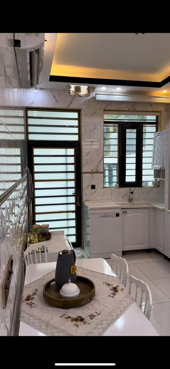 بيت سكني فاخر في حي الخضراء (المربع الأول)
بيت أنيق بمواصفات راقية وتصميم مثالي
يجمع بين الفخامة والراحة العائلية.
______________
المساحة: 150 م
البناء: فول 1/1 تشطيب عالي الجودة
الواجهة: 7.5 م
النزال: 20 م
______________
• طابقين مع توزيع مدروس
• 3 غرف نوم واسعة
• تصميم عصري واستغلال مثالي للمساحات
______________
بيت جاهز للسكن مباشرة، بموقع متميز قريب جدا 
خلف دار الحاج مهدي العران 

📞 للتواصل والمشاهدة، الرجاء الاتصال أو الرسائل الخاصة
_____________
لا تدع أي شخص آخر يأخذ عقارك المفضل
تواصل معنا الآن واحصل على عقارك الخاص
_____________
 اتصل الآن : ***********
_____________
ملاحظة : لدينا عقارات كثيرة في مناطق مختلفة في سامراء 
ضع إعجاب للصفحة ليصلك كل جديد
_____________
اذا عندك عقار وتريد تبيعة .. فقط راسلني واتساب 
وخلي الباقي علينا … ( ***********☎️واتساب)
