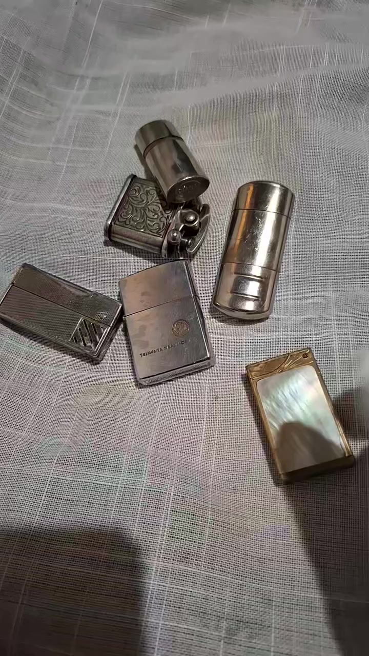 حصادي لهذا اليوم  .. قداحه برونز مطعمه بالصدف انتجت في الحرب العالمية الثانية  في افريقيا  وتصنف من القطع التي عليها طلب شديد من قبل هواة القداحات النادره ولذالك لتوقف انتاجها في فترة الحرب لشحة المعادن من الألمنيوم والنحاس لإنتاج السفن والطائرات الحربيه وقد انتج منها بمعدن الألمنيوم  .. عزيزي الهاوي قد تسألني كيف اميزها عن القطع التي انتجت بعد المرحله  .. الجواب هناك مسمارين واضحين من الاسفل يقعان على كل جانب ويتوسطهم برغي 🔩 تعبئة الوقود ⛽️ زيبيليوو  .. تحياتي لكم وكل عام وأنتم بخير


**إذا كنت صاحب هذا الإعلان وتريد حذفه لأي سبب، رجاءا أرسل رسالة إلى الدعم الفني**