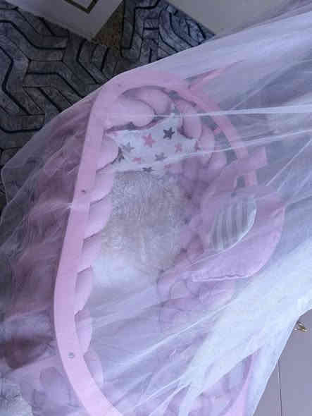 كاروك" (سرير أطفال) صناعة تركية، وهو مناسب للأطفال حديثي الولادة وحتى عمر 3 سنوات، مصنوع من خشب MDF، ويمكن استخدامه كسرير هزاز أو ثابت  رقم الهاتف:***********
