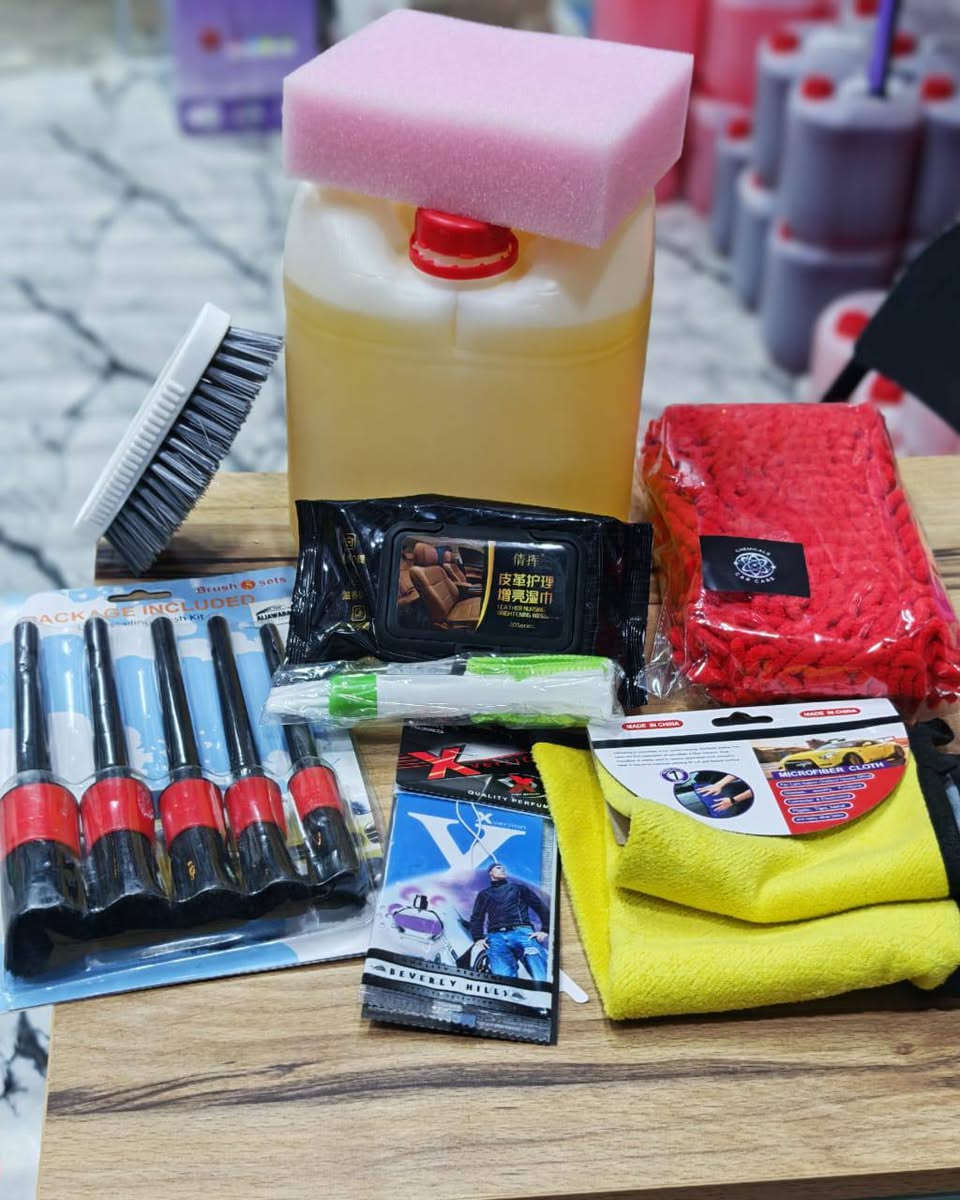 🚗 عرض التوفير للعناية بالسيارة 🚗
​مجموعة متكاملة للتنظيف الداخلي والخارجي، مصممة لتعطي سيارتك لمعان الحاضر ونظافة المحترفين.
​محتويات العرض:
​شامبو سيارات (جالون ٥ لتر): بتركيبة رغوية عالية للتنظيف العميق.
​طقم فرش تفصيل (Detailing): ٥ قطع بمقاسات مختلفة للوصول لأصعب الزوايا وشبكات التهوية.+ فرشاه تنضيف دكتات التبريد 
​قفاز غسيل "مايكروفايبر" (ملون): ناعم جداً لحماية الطلاء من الخدوش.
​مناديل مبللة خاصة بالكراسي الجلد: للتنظيف السريع والترطيب.
​فرشاة شعيرات متينة لإزالة الأوساخ القوية.
​وصلة مسح للتنشيف النهائي وتلميع الزجاج.
​معطر سيارة (X): لرائحة منعشة تدوم طويلاً.
​إسفنجة غسيل مضغوطة: لتوزيع الشامبو بشكل متساوي.
​💰 السعر الإجمالي للعرض: 19,000 دينار فقط وتوصيل مجاني🛵🛵


**إذا كنت صاحب هذا الإعلان وتريد حذفه لأي سبب، رجاءا أرسل رسالة إلى الدعم الفني**