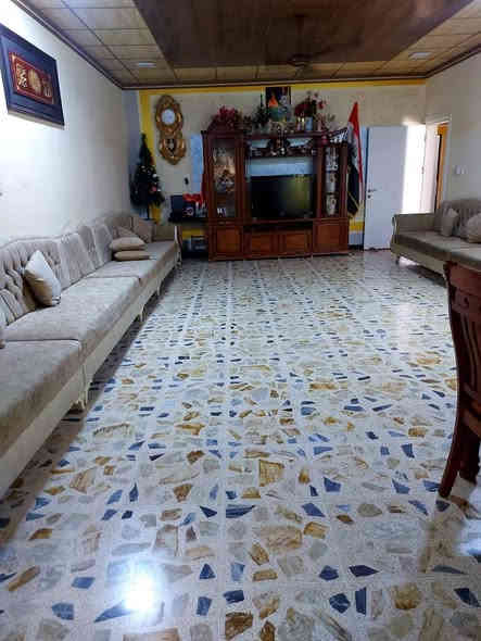 عقار سكني بيع مستعجل ، طابو 
المساحة ٢٠٠ متر ، ركن 
المنطقة حي النصر ، داخل فرع سيراميك الداوودي قريب على الشارع جدا
موصفات العقار: 
طابقين ، غرفة نوم ، مطبخ ، استقبال سقف ثانوي ، منور كله كاشي
طابق ٢ : غرفة نوم ، مخزن  كله كاشي 
السعر ١٩٥ مليون فقط
للتواصل والاستفسار مع صاحب المنزل بشكل مباشر 
 ***********
