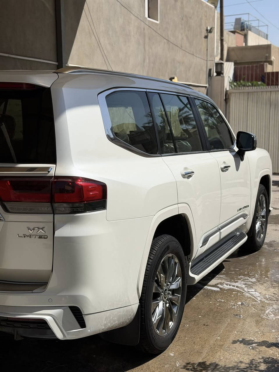 لاندكروز 2023 VX لمتد
السياره مكفوله كفاله عامه 
موصفات السيارة
داخل احمر
شاشه كبيرة
شاشات مقاعد خلفي
كشنات تدفئة تبريد
كشنات كهرباء
باب خلفي كهرباء 
السياره فول اعلى موصفات
ماشيه 30 الف
السياره باسمي تحويل ثاني يوم 
رقم بغداد 
السعر : 665 وبيها مجال بسيط
مكان السياره : بغداد الغدير 
الرقم : ***********
ملاحضة : غير متواجد على الفيس

