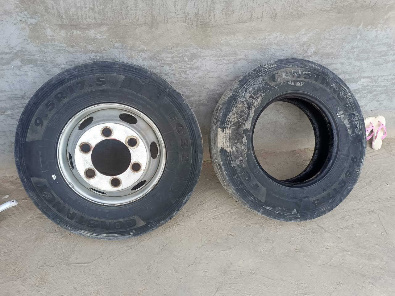 تايرات 17 ونص واحد بويله واحد فارغ السعر 100 الف ***********
