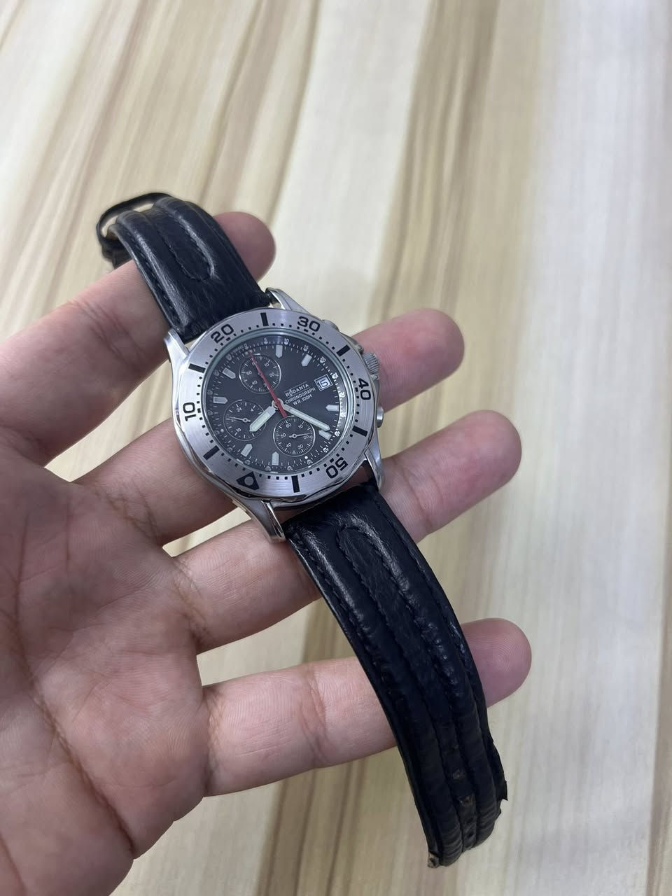 رودانيا سويسري اصلي
السير الاصلي مختم 
القطر 41 رنك دوار 
ارقام و اميال لامينوس 
قفل بحري 100 متر تحت الماء 
ستوب ووتج كونوغراف 
السعر 120 الف


**إذا كنت صاحب هذا الإعلان وتريد حذفه لأي سبب، رجاءا أرسل رسالة إلى الدعم الفني**