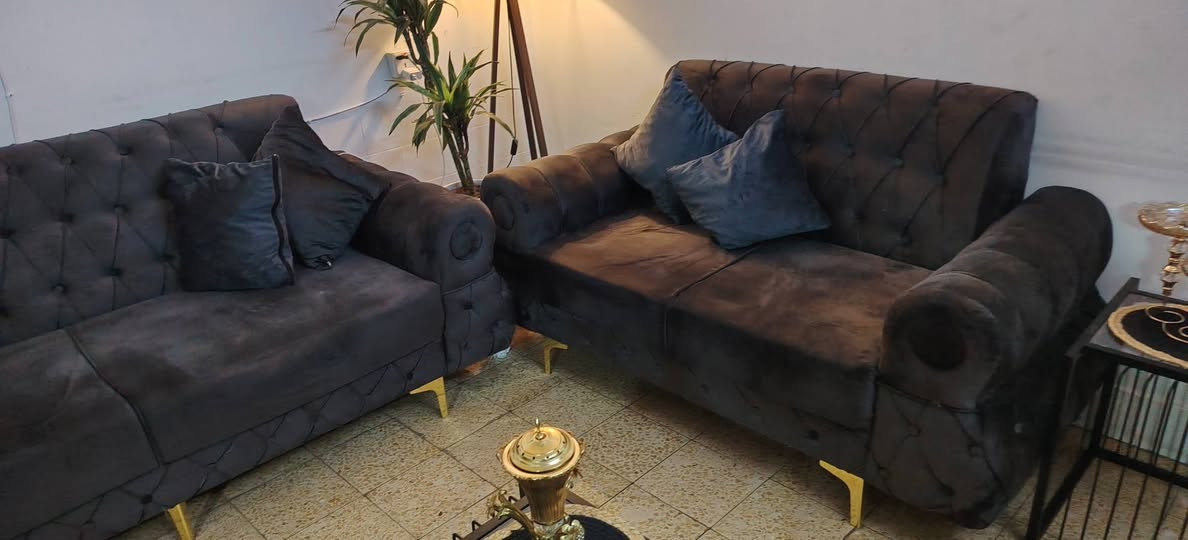 تخم عشر مقاعد مابيه اي عيب لون رصاصي سعر البيع ٥٠٠  مكاني حي الجامعة
***********
