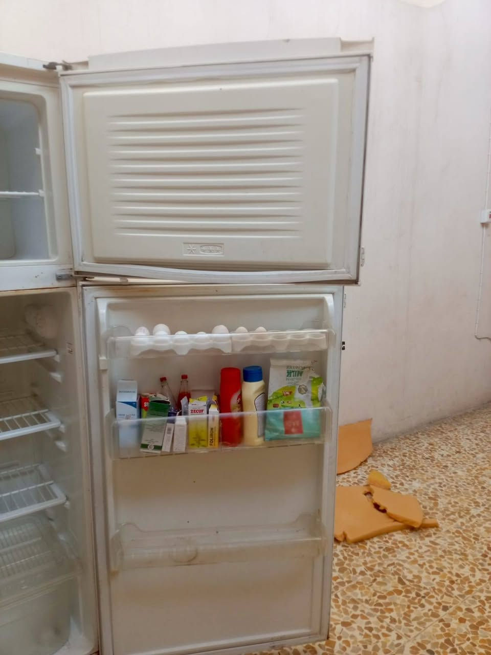 ثلاثجه نضيفه البيع تواصل عل هذا رقم ***********
