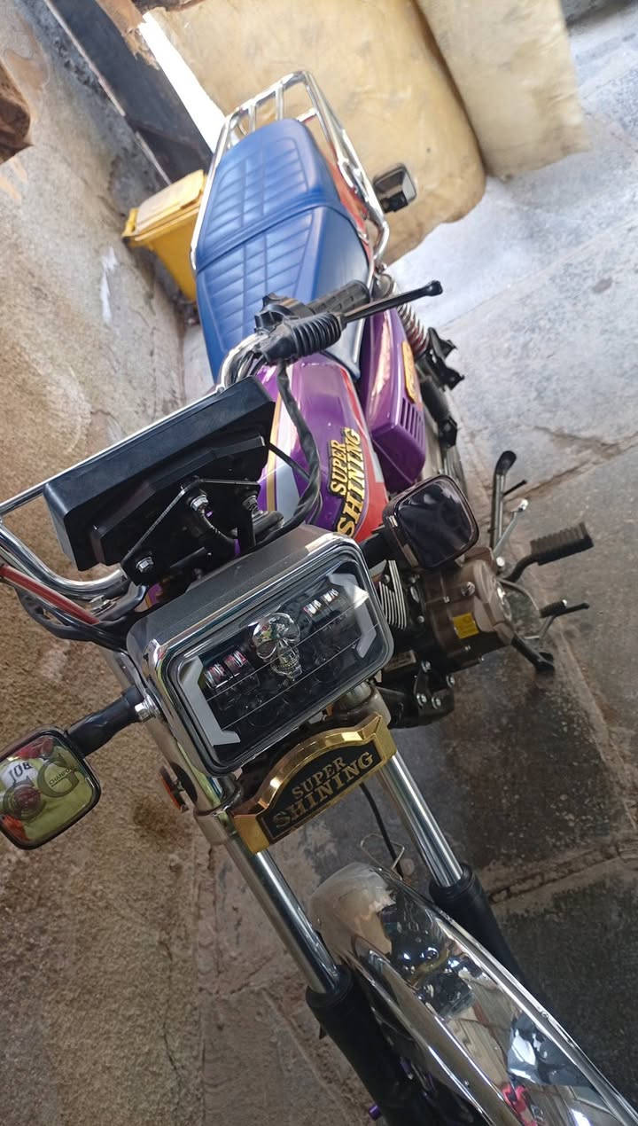 سلام عليكم دراجه سوبر شاينك مديل 2025 صاله نازله 13يوم من رمبه ماشيه 1000 دراجه جديده سعر 950وبيه مجال مكان بغداد حي اور ***********
