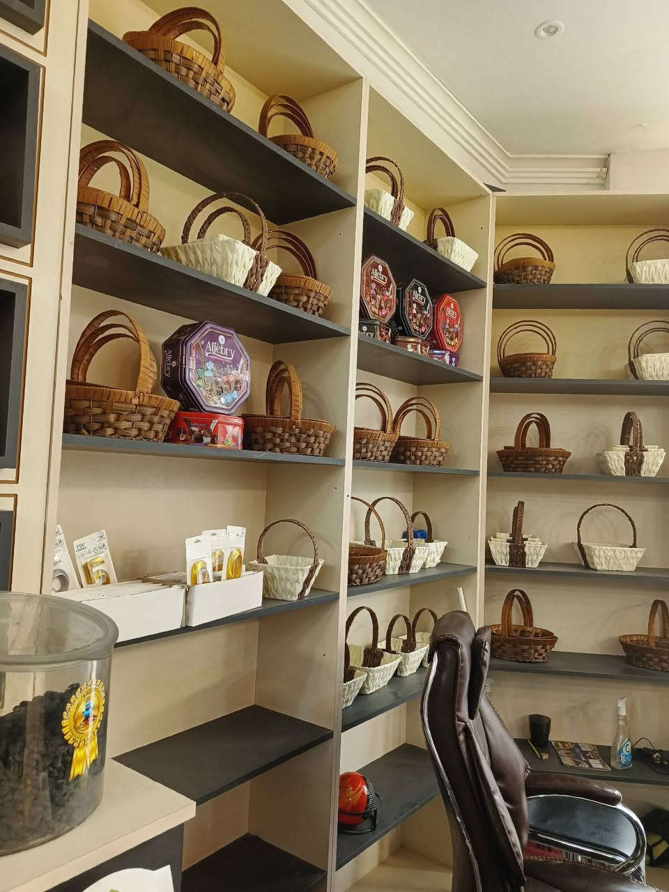 فاترينات للبيع 
عدد 12 مالات اسواق او محل كرزات 
للتواصل ***********
