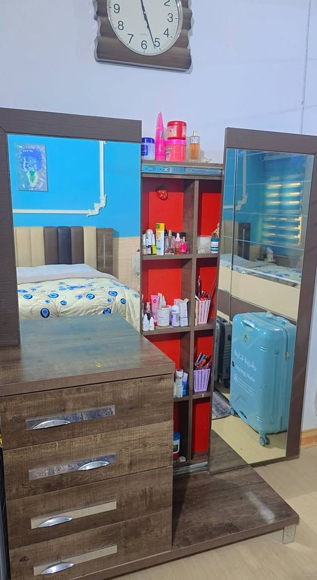 غرفه للبيع تكمه ارقى انواع الخشب مامفتوحه ولامره وثكيله وعمليه جدا غ متكونه من ٧ قطع  
سرير يحتوي على مخزن 
كنتور باب سحب جدا قوي 
ميز تواليت باب متحرك يحتوي على رفوف لحفظ اغراض التجميل والعطور 
جرارات عدد ٢ جانبيه للسرير 
مرايه عموديه تحتوي على جرار 
وكومدي٥ جرارات 
الغرفه قويه جدا غرفه عمر 
رجاءا رجاءا بس الي تريد تشتري تراسلني 
او تتصل علرقم ***********
