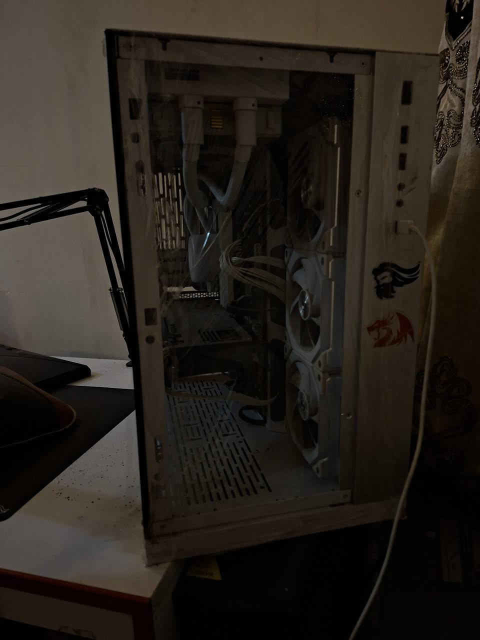 Pc gaming 

Gpu: rtx 3070 oc 8 gb gigabyte eagle 
Cpu: r7 7800x3d 
Psw : 850 watt white 
Ram : 32 gb ddr 5 white g skill 6000mhz
Case : lian li large tower white 
Cooler : lian li 3 fans white 
Fans : 3 kit lian li sl white 
Mb : مادري والله بس هيه واي فاي و سلفر وجبيره وغاليه 
Ssd: 256 Samsung 
Hhd : 2 tp  blue 

الرقم: ***********
السعر قابل على النقاش مستعجل على البيع
