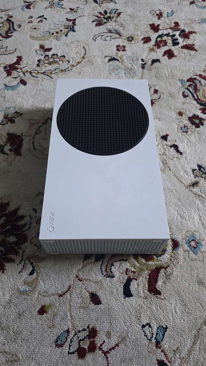 سلام عليكم اخوتي 
جهاز سيريس اس اصدار ٢٠٢٣
الجهاز ما مفتوح ولا بي أي عطل
مثل ما موضح جهاز نظيف
يجي ويا بطاريتين سعة ٢٦٠٠
يجي ويا هاي الالعاب+كراند ازن لاين مستوى ٩٢ متعوب عليها
ويجي ويا هدية كيم باس شهرين 
السعر ٤٠٠ الف 
مكاني بغداد حي اور
رقمي:***********
