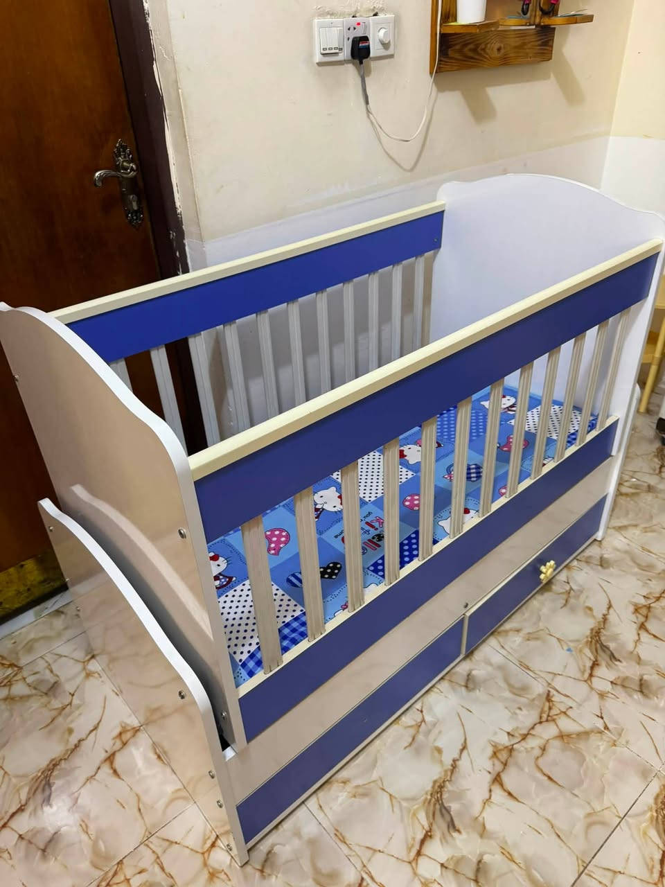 جربايه للبيع جديده مال اطفال هزازه طولها متر 20 مع المندر هديه عنواني كوت *********** السعر 60 وبيها مجال بسيط
