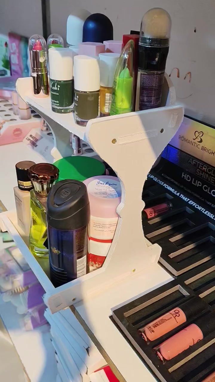 تحبين ميز المكياج مالتج يكون مثل ميز "البلوكرات"؟ 😉
السر كله بهذا الستاند الفوم الصغير بفعلـه والكبير بتأثيـره!
رتبنا بي العطور والمكياج وطلع قطعة من الديكور.
المادة: فوم عالي الجودة.
القياس: 20 في 30 سم تقريباً.
اللون: أبيض ناصع يلوق لكل الغرف.
سوي تاك لصديقتج اللي ميزها دائماً "مخبوص" وكوليلها شوفي الحل! 😂👇
السعر 10 الف والتوصيل مجاني لكل العراق
يوجد جمله ومفرد
للاستفسار واتساب
***********
***********
