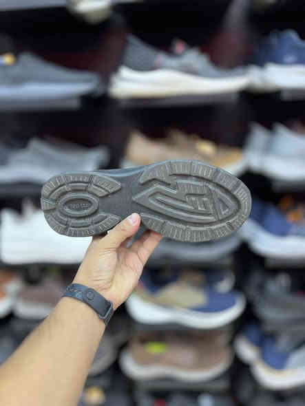 تحفه 
وزن خفيف
قياس 42
السعر 15
العنوآن نجف ملحق الروان 
توصيل 🚚 محافظات 6 داخل النجف3 
*********** واتساب
