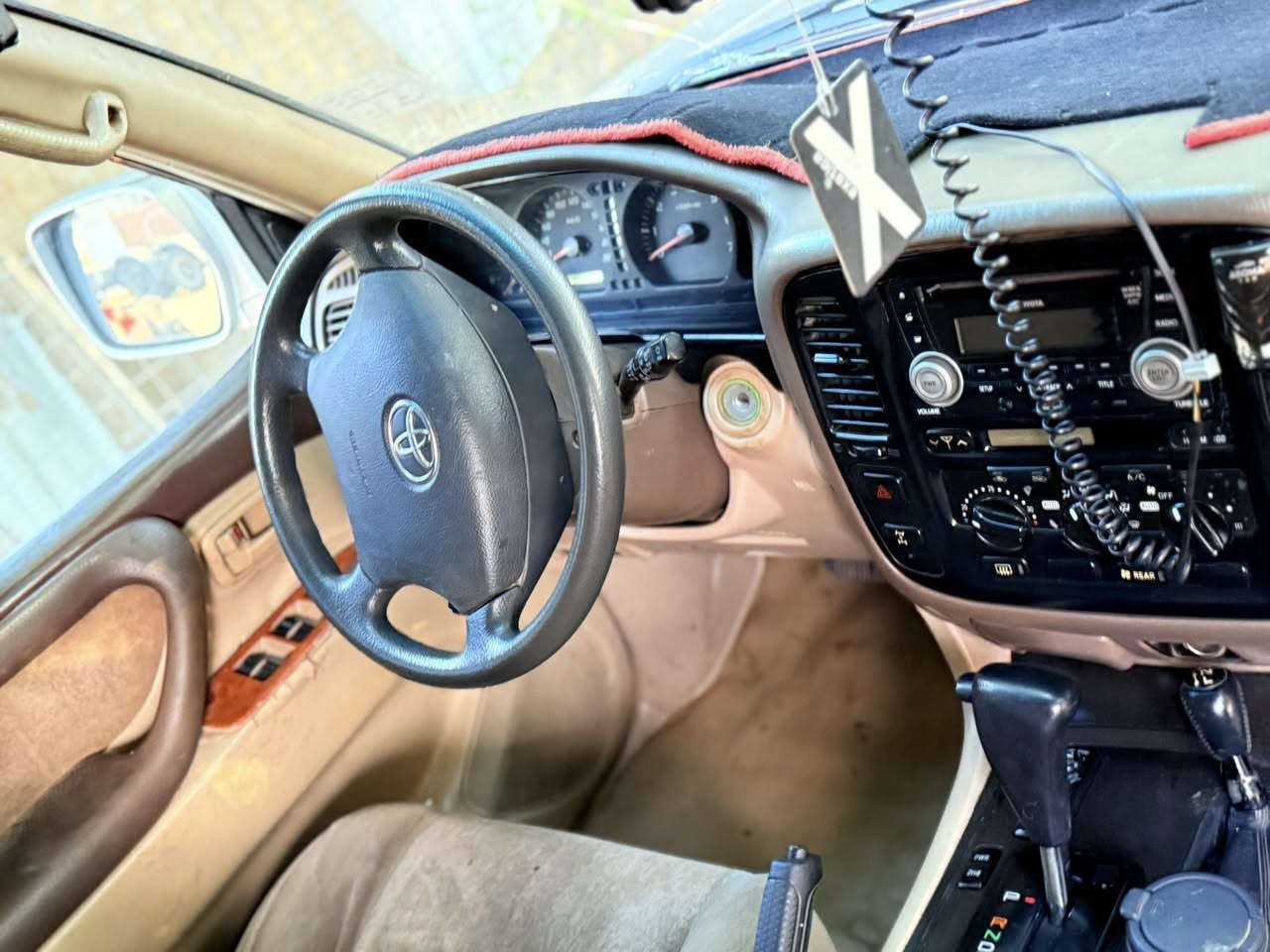 السلام عليكم لاند كروز للبيع موديل2002 مكينه4700 V8 وارد سعودي فوول مواصفات ماعده الفتحه السياره مكفوله من الصبغ والضربه كلها على وضع الشركه تبريد مركزي ثلاجه شغاله رقم صلاح الدين مشروع وطني تخم تاير ياباني يوكوهاما منضومة تبريد كلها جديدة السعر 165وبيها 
رقمي ***********
