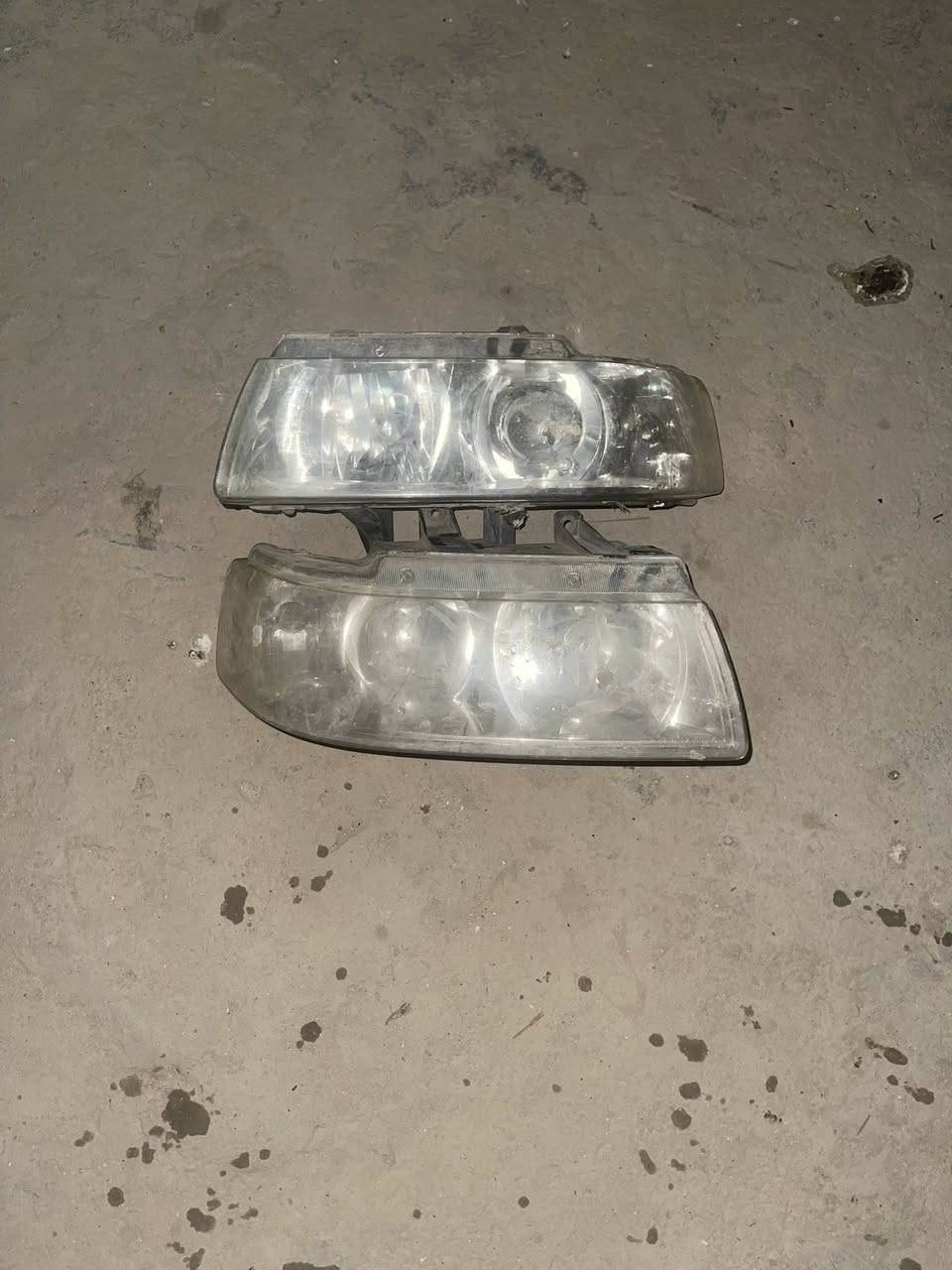 السلام عليكم  لايتات سياره اللبيع بس إطار ماعرف مال يا سياره لاتصال عله الرقم ***********
