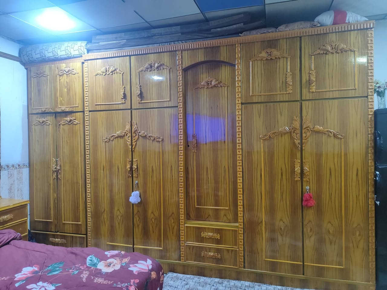 سلام عليكم عندي غرفه اخشاب للبيع مستعمله شي قليل سعرها 900مع الدوشك للتواصل ***********
