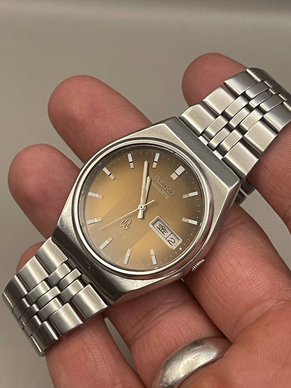 Seiko Type 2
تعمل بنظام الكوارتز
تحتوي على نافذه 2
حالة الساعة : 85%
السير الاصلي مُختم seiko
لون المينه قهوه مميز جداً✨
الابعاد : 37*41 mm
الماكنه مُختمه seiko
🔹ألسعر : 95 ألف [ ألسعر ثابت ]

📥للحجز و الاستفسار دايركت


**إذا كنت صاحب هذا الإعلان وتريد حذفه لأي سبب، رجاءا أرسل رسالة إلى الدعم الفني**