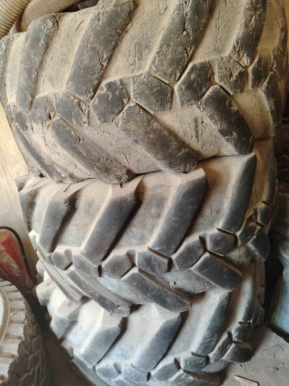 السلام عليكم تايرات اورنقات مال حفاره حجم 160 او كيله بيم اثمانين وعرض ستين او كيله متر او كيله مال جيسي للبيع ***********
