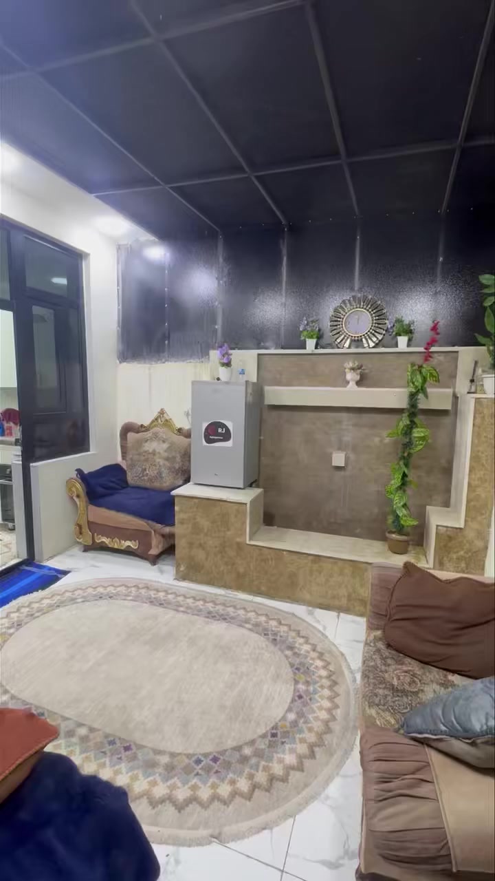 السلام عليكم شقة طابق ثالث الايجار 
مؤثثة بل كامل 
غرفة وصالة مطبخ صحيات 
المنصور 
الأميرات 
السعر ٥٠٠$ 
شاب وحدة عائلة شركة

الاستفسارات 
***********
