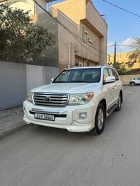 بسم الله  لاندكورز. V8. 2013. سياره جاهزه من كلشي  مثل ماموضحه بل صور....