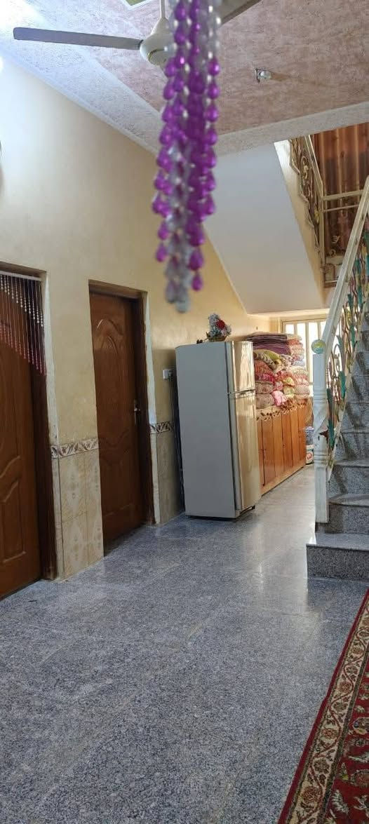 السلام عليكم
بيت طابو صرف للبيع ركن طابقين المساحه 250م 
الدور الأول متكون من غرفتين وصالتين واستقبال ومطبخ كبير ومجمع صحي متكامل داخل وخارج مع گراج وترك بكُل الجوانب 
الدور الثاني متكون من اربع غرف وصاله كبيرة جداً وحمام مشترك وسطحين 
الموقع // گرمة بني سعيد _ شارع ابو اثير المضمد قرب السوق
للأستفسار//***********
