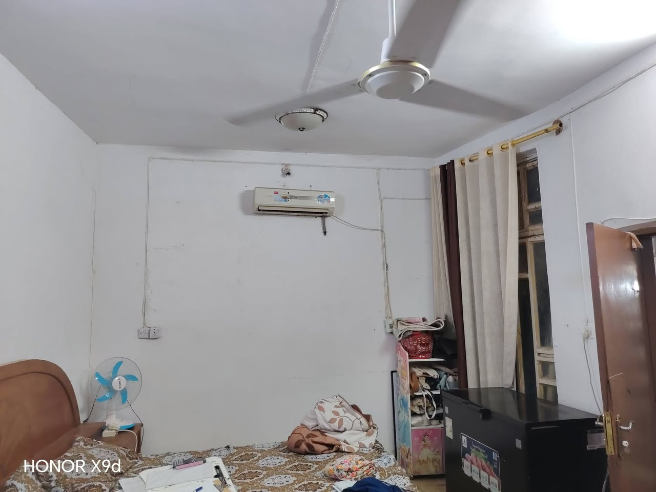 السلام عليكم البيت للبيع ام الخيل الثانيه بشارع المسبح الولمبي قرب الداره كهرباء البيت مساحه 95 طابوصرف والواقع الحال 118 البيت طابقين كونكريت مسلح مكلف بالنشر ***********

