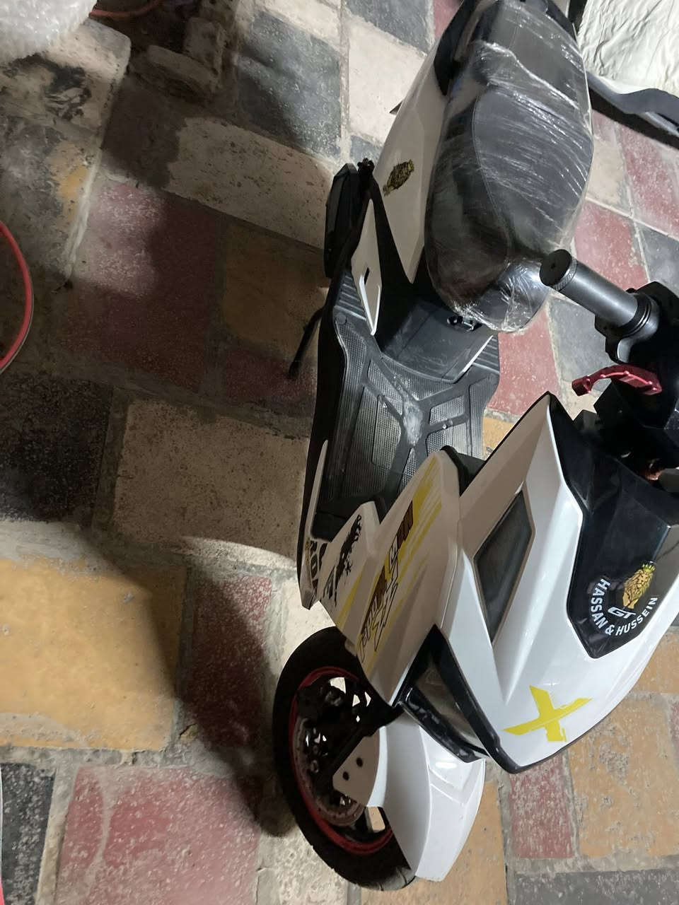 السلام عليكم دراجه شحن للبيع دراجه نظيفه و كلش حلوه كفاله عامه الدراجه شوفن عينك بيها هواي مواصفات مثبت سرعه ويل جبير ست بطاريات كباررر بريك هايدروليك و لايت لد ابيض و اشاير يمنه يسره  السعر 650 و بيها مجال 
مكاني بغداد البياع 
للاستفسار ***********
