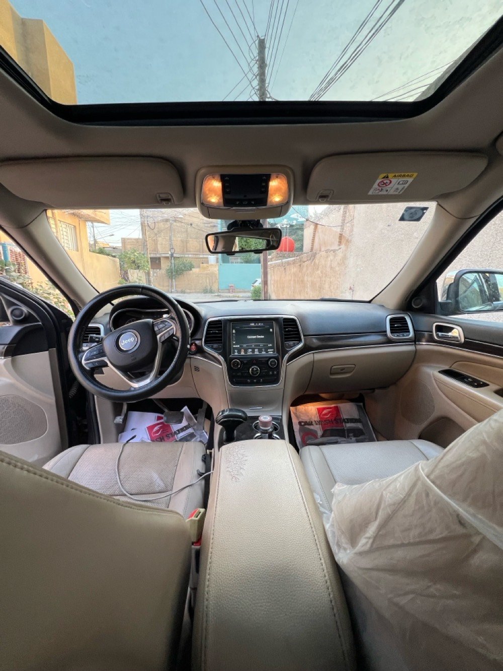 جيب كراند شيروكي لمتيد خليجي
 موديل 2014 بسعر 200$ 
محرك 6 سلندر 3500 كير طياره
فول مواصفات بانوراما بالكامل مري قلاب شفتات ستيرن 5 مودات قيادة حساس أمام وخلفي وجانبي ستيرن تدفئه وكهرباء 
مقاعد كهرباء وتدفئة وتبريد 
مقاعد جلد بلون بيجي
خزن ميموري
صندوق كهرباء 
شاشة كبيره 
جام اوتو
اشاير ترحيب 
دخول أبواب بصمه 
تشغيل عن بعد
نظام ECO توفير الوقود 
4x4 
زراك لايت
ماشيه 180 كيلو
سونار موجود 
***********