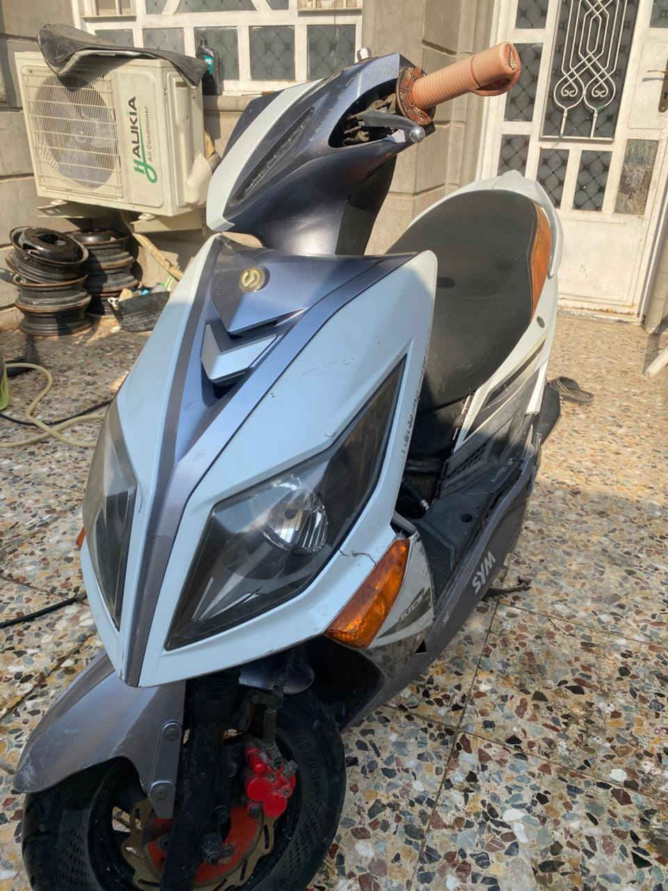 سلام عليكم
سيام مكينتهة خرسة 
الدراجة من تنطيهة بانزين تطفة 
عل سلولي صافية 
بيهة مشكلة لو نوزل لو فيت بم 
ابيع كوم حديد 
السعر ٢٠٠
*********** بغداد, العراق
