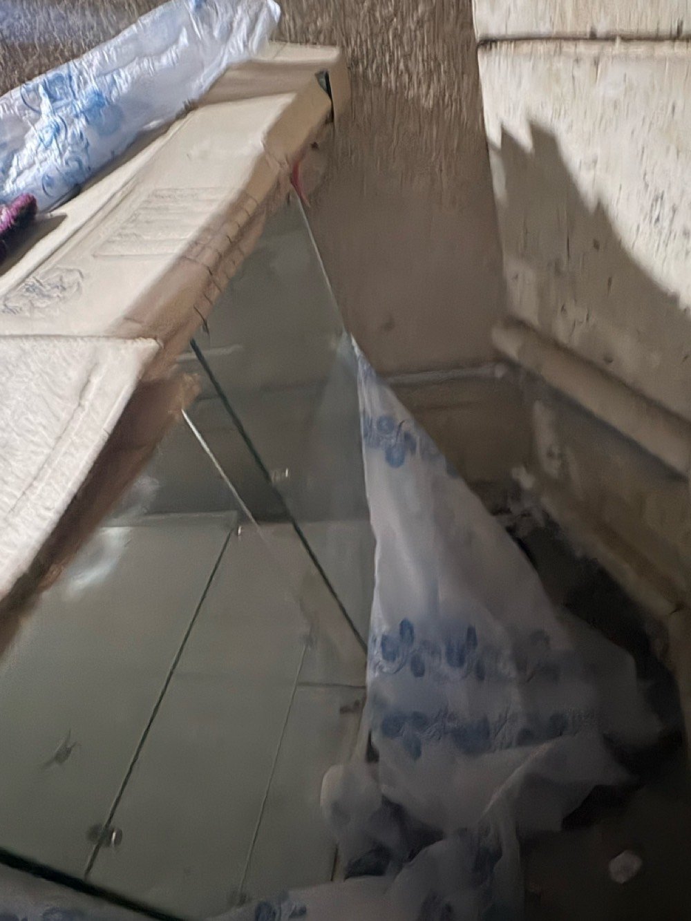 أغراض محل صيانه او أغراض منزليه ميز صيانه ويرهم للدراسه وجان خانه عدد3 ورفوف اكسسوارات وعارضة كفرات وعارضة موبايلات السعر 850,000 للاسفسار اتصل على الرقم***********