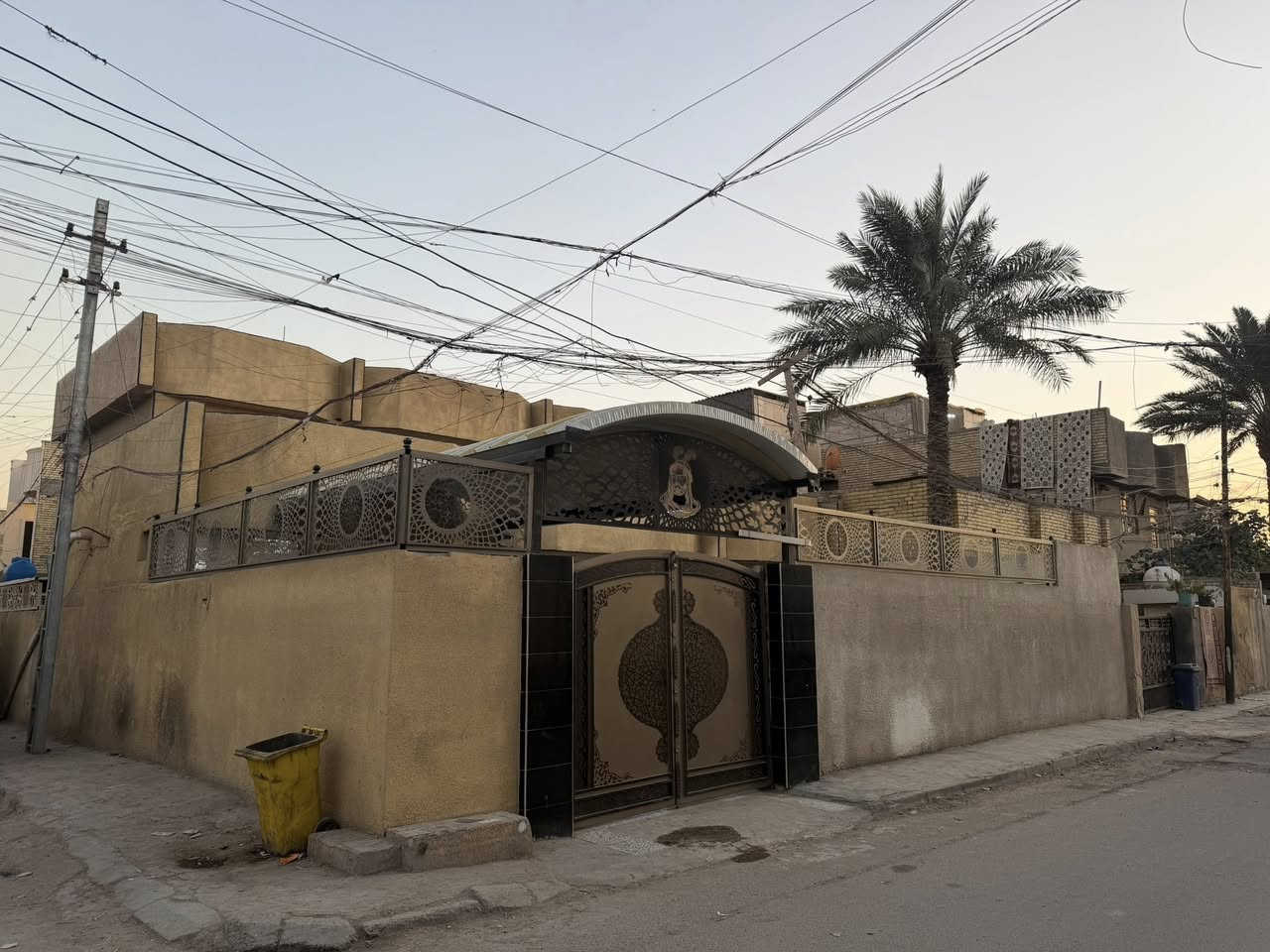 يا الله سلام عليكم. بيت البيع المساحه300مربع15في20    لبيت ركن عل شارع الخدمي  العنوان الورفلي مقابيل جامع المصطفي بناء95ترميم جديد2025كراج جبير وحديقه وستقبال وصاله ومطبخ وغرفتين جوه وملحقات البيت وفوك صاله جبيره وغرفتين نوم الاستفسار  عل رقم*********** وتساب موجود
